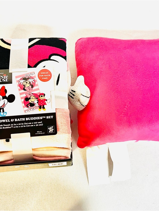 Disney Minnie Mouse Bath Towel and Bath Buddies Set with Minnie Mouse Pillow - Picture 2 of 7